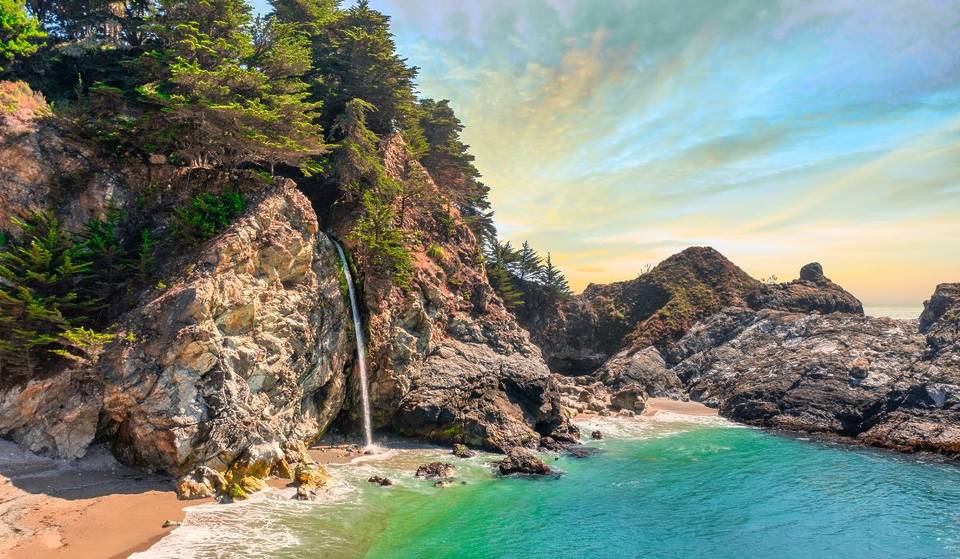La Californie abrite la seule chute d&rsquo;eau des États-Unis qui tombe en cascade sur le sable – elle est située sur une plage cachée.
