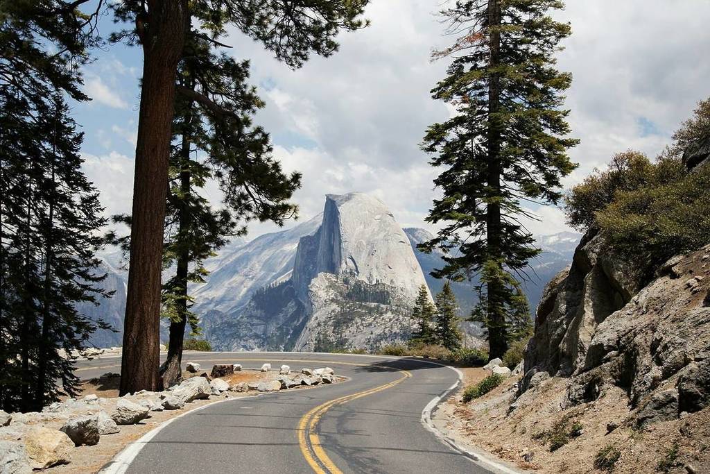 Vue du Half Dome depuis la route dans le parc national de Yosemite.