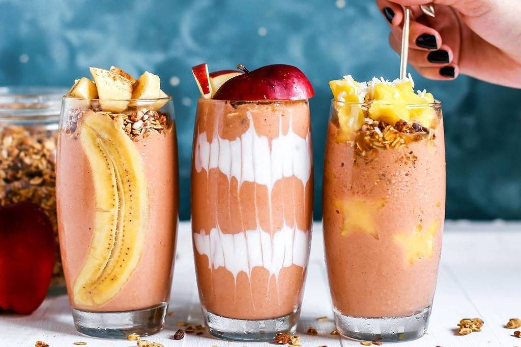 3 smoothies avec des fruits