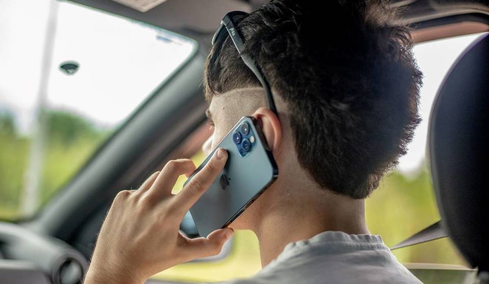 ¿Mirar el teléfono en un semáforo en rojo es ilegal en California? Podrías enfrentarte a una multa de hasta 160 dólares