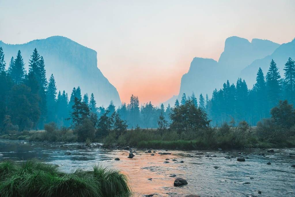 Coucher de soleil dans la vallée de Yosemite.