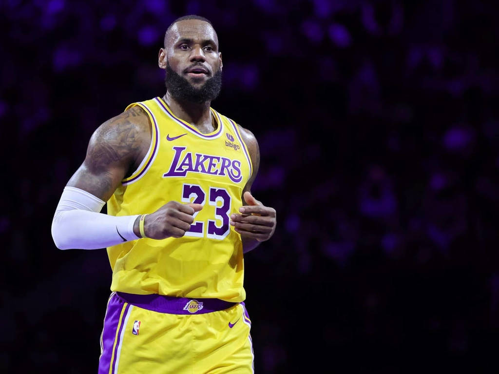 Image shows LeBron James rejoining the Lakers to capture new NBA records