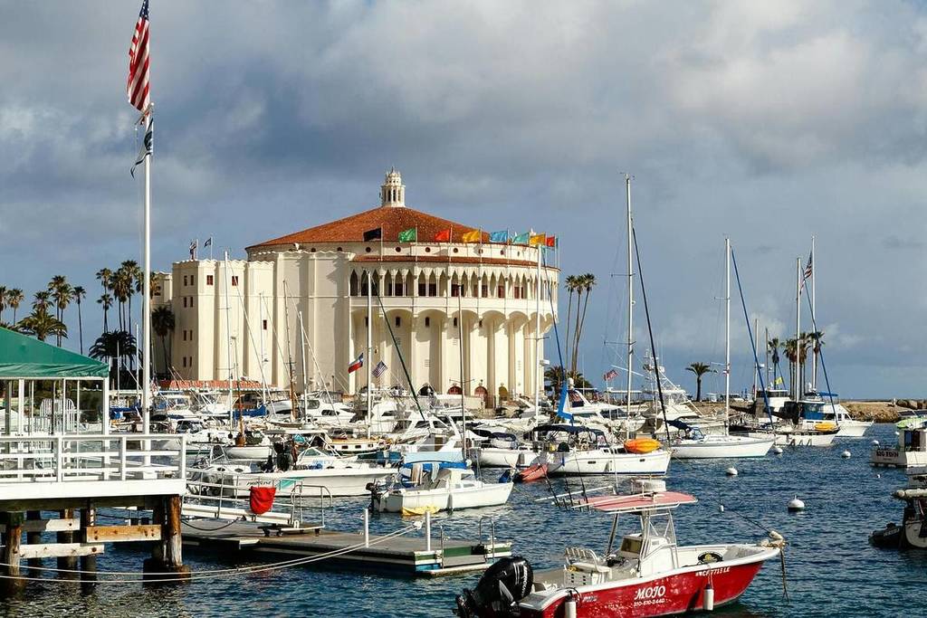Casino de Catalina avec les bateaux du port au premier plan.