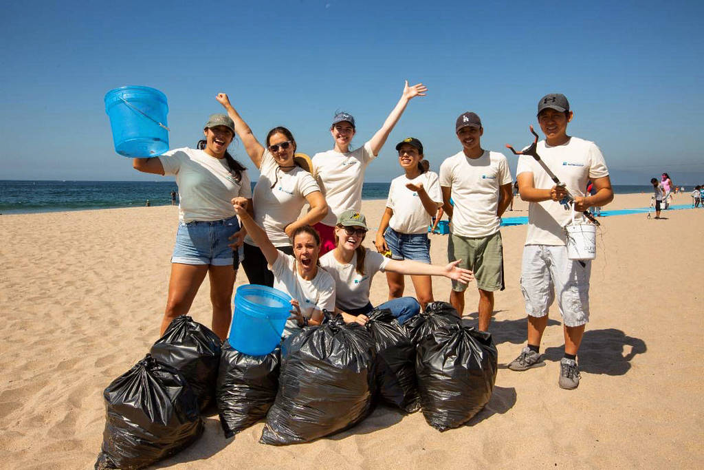 Gruppenfoto der Strandsäuberung am Strand von Santa Monica