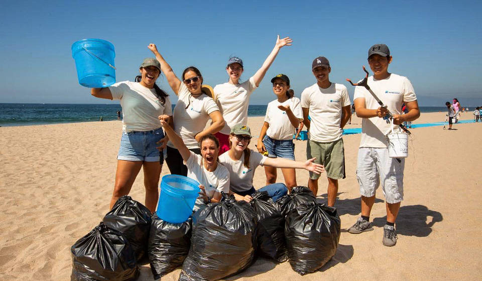 Nettoyez les plages, les parcs et les quartiers de votre communauté de Los Angeles pendant le mois de juillet sans plastique.