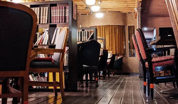 This Cozy And Hidden Café In K-Town Is Perfect For Night Owls — You Can Work Here Until Midnight