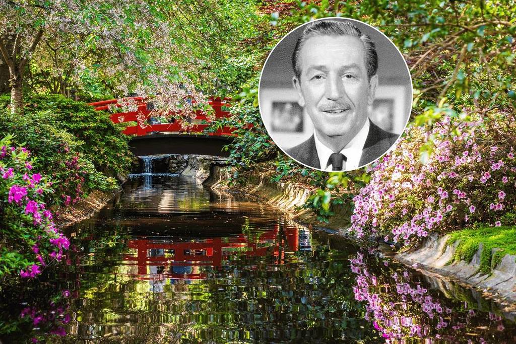 Porträt von Walt Disney vor dem Hintergrund des Japanischen Gartens in Descanso Gardens.