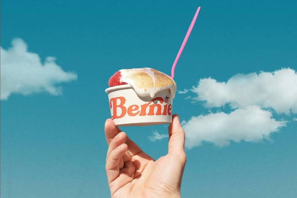 una copa de helado en un cielo azul nublado