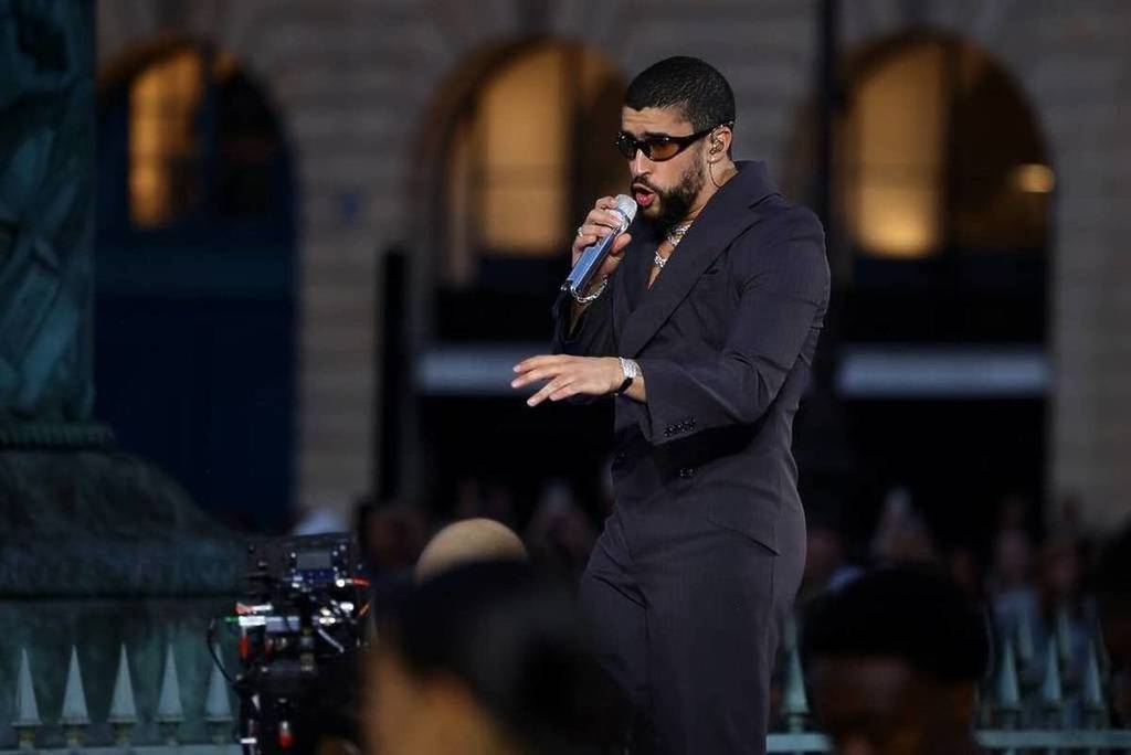 Bad Bunny tritt auf der Bühne auf.