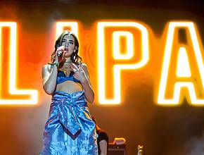 Dua Lipa encabeza el Sunny Hill Festival, ¡la escapada global que los angelinos no pueden perderse!