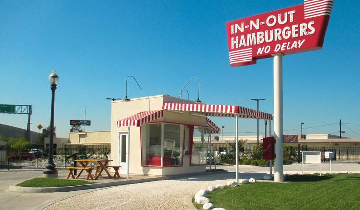 Este suburbio de Los Ángeles esconde la única réplica exacta del primer In-N-Out de la historia, que puedes visitar gratis&#8230;