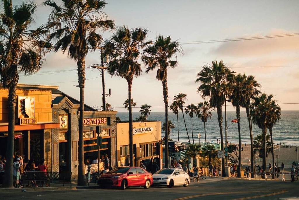 La puesta de sol en Manhattan Beach, California.