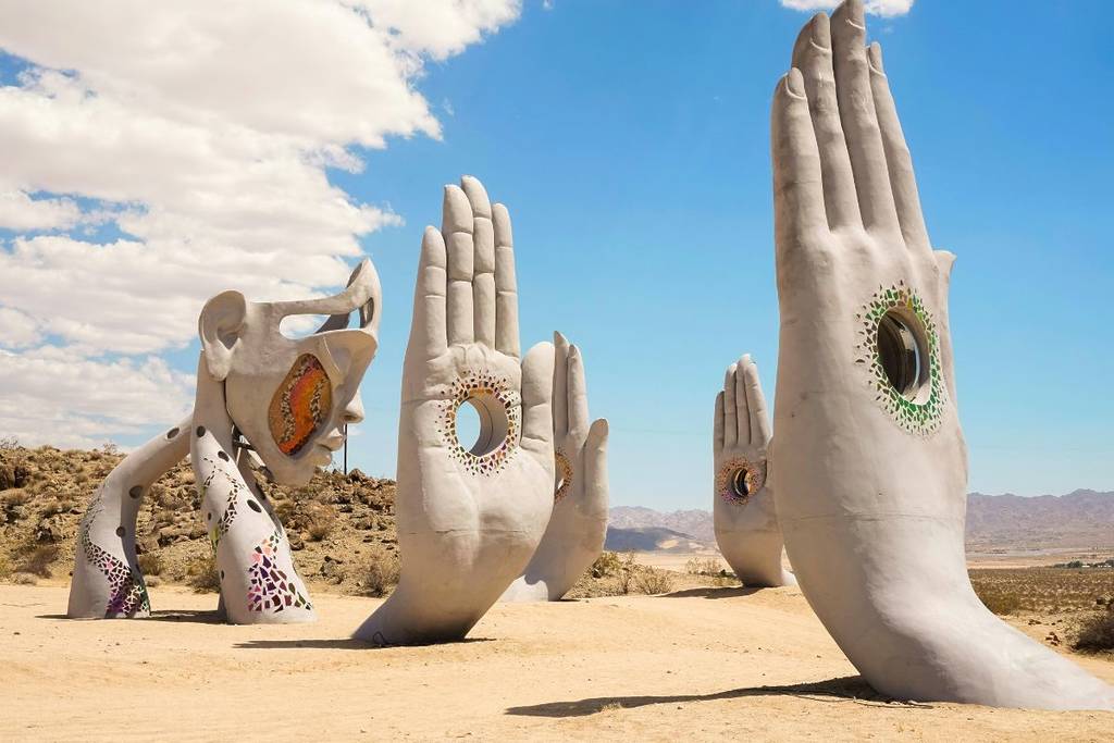 Cette fascinante installation artistique de 30 pieds est cachée à la vue de tous dans un désert à 2 heures de Los Angeles &#8211; voici où&#8230;