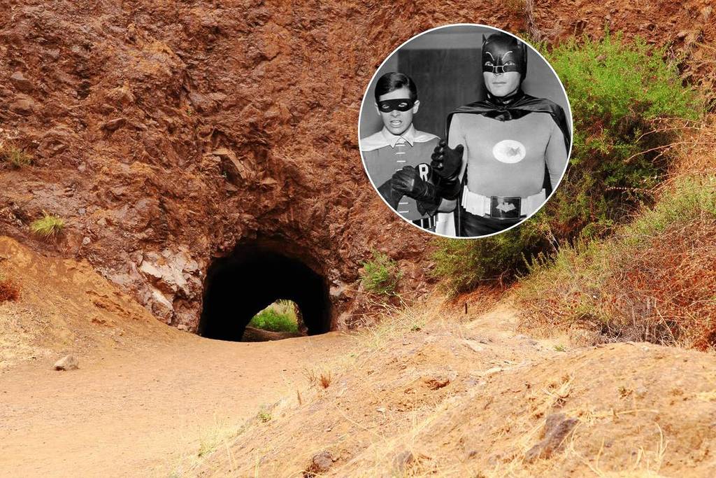 Batman et Robin de la série télévisée Batman superposés à une image des grottes de Bronson à Los Angeles.