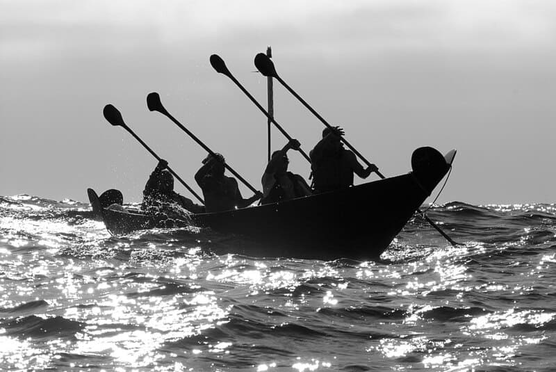 Chumash Tomol 'Elye'wun paddlers