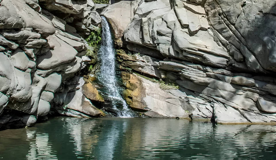 Ce trou de baignade caché à moins de 2 heures de Los Angeles se trouve sous une cascade de 30 pieds – toboggan aquatique naturel inclus.