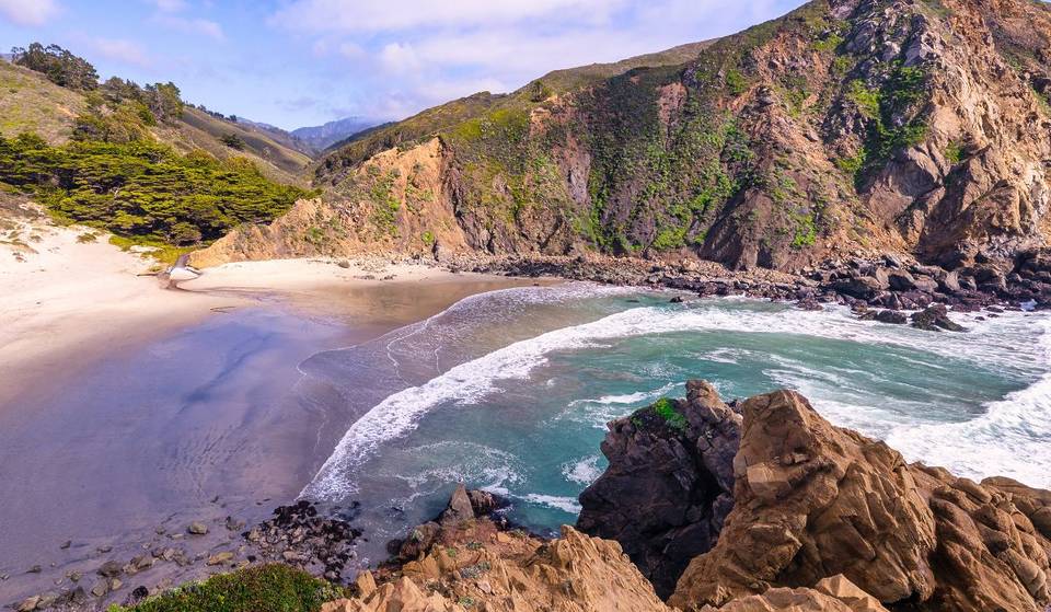 La Californie abrite l&rsquo;une des rares plages de sable violet au monde, à cinq heures de Los Angeles.