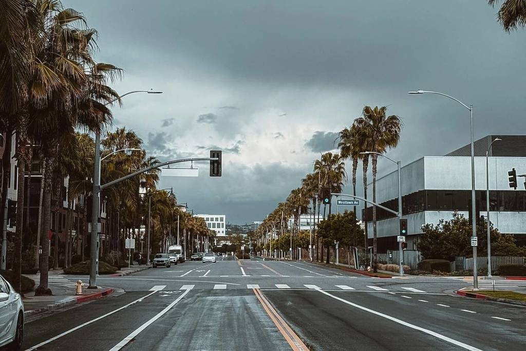 Tiempo lluvioso en una calle de Los Ángeles.