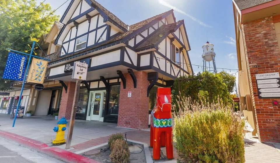 La plus grande cafetière suédoise du monde se trouve à 3 heures de Los Angeles, cachée dans la « petite Suède » californienne.