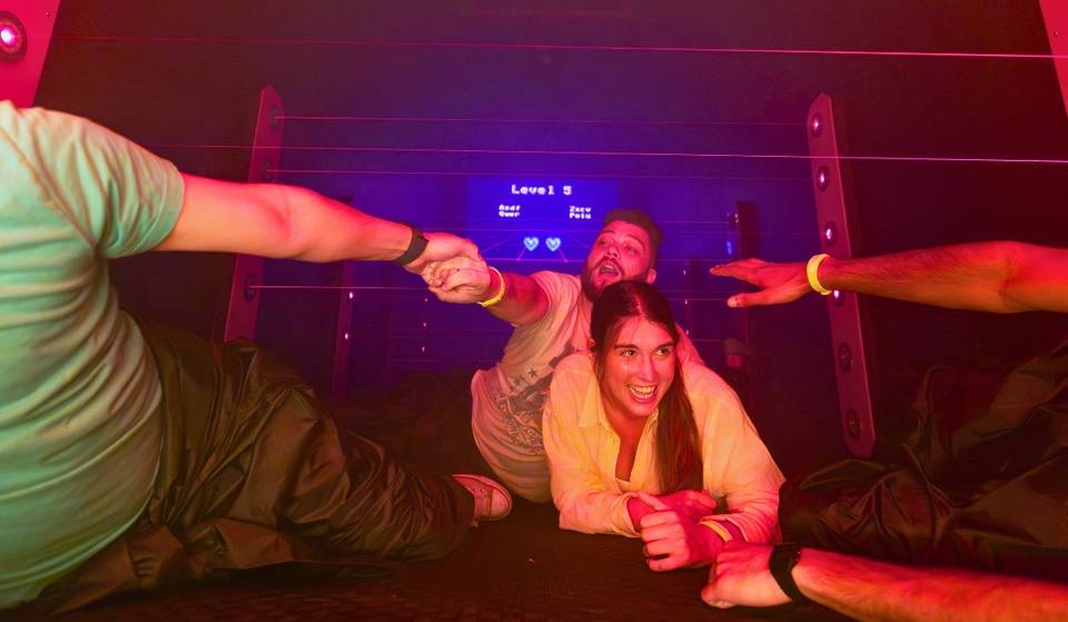 Ábrete camino a través de 5 salas de desafío en el recién inaugurado &#8216;Glow Or Go&#8217; en Los Ángeles.