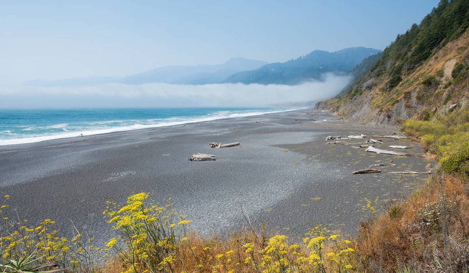 Le littoral le plus éloigné et le plus sauvage de Californie compte 75 miles de plages de sable noir, de forêts côtières et d&rsquo;un phare abandonné.