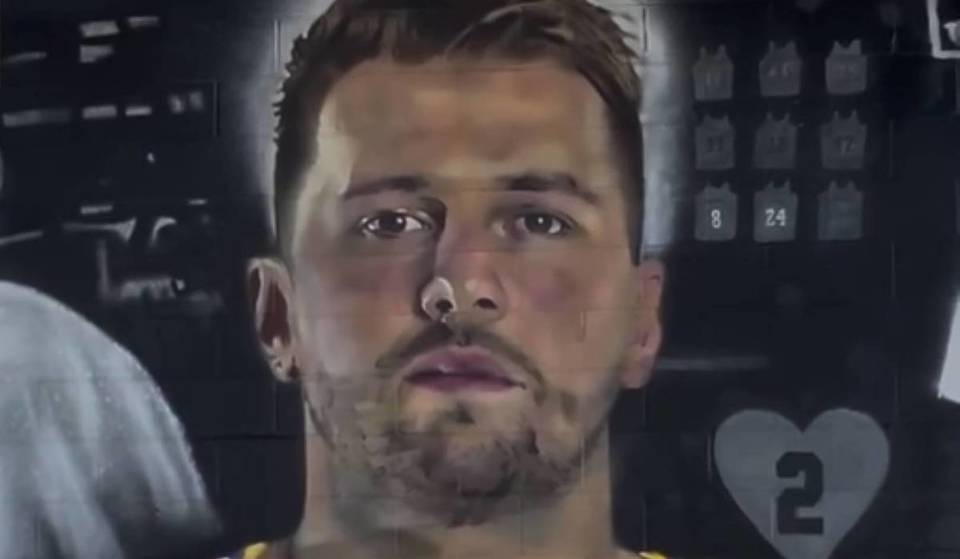 Luka Dončić realiza su primer mural en Los Ángeles