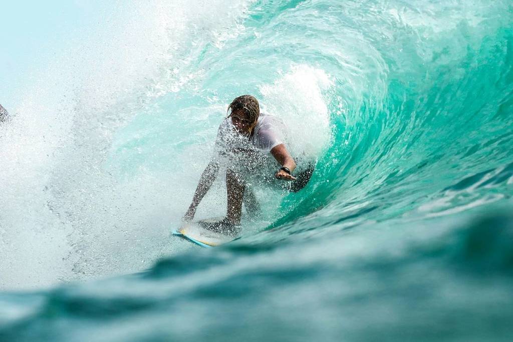 Erstes E.A.S.T. Fest 2025 im Palm Springs Surf Club – Surfbretter, Profi-Surfer und Live-Musik