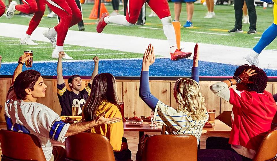 Una experiencia eléctrica el día del partido llega a Dave &amp; Buster’s con pantallas de 12 metros, alitas sin límite y juegos ilimitados.