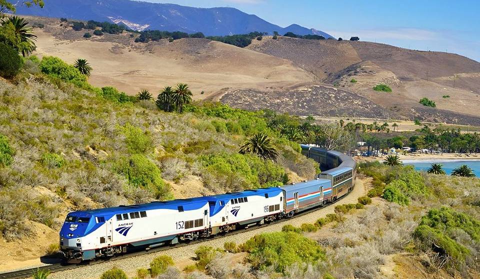 Diese 12-stündige Zugfahrt durch die atemberaubenden Landschaften der Westküste ist die landschaftlich reizvollste in den USA – perfekt für eine Herbstflucht