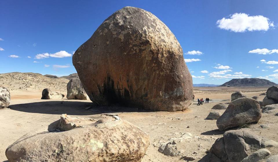 Nordamerikas größter Felsbrocken ist nur 2 Stunden von L.A. entfernt und war einst ein UFO-Hotspot – er ragt 98 Fuß hoch