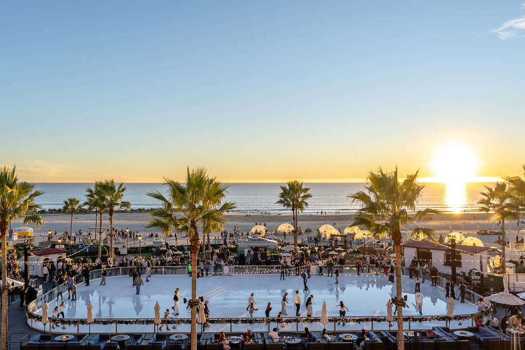 Patinaje sobre hielo junto al mar en el Hotel del Coronado
