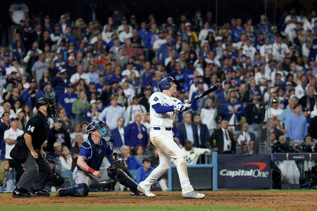 Freddie Freeman #5 de los Dodgers de Los Ángeles batea un jonrón durante la 18ª entrada contra los Blue Jays de Toronto en el tercer partido de la Serie Mundial de 2025 en el Dodger Stadium el 27 de octubre de 2025 en Los Ángeles, California.