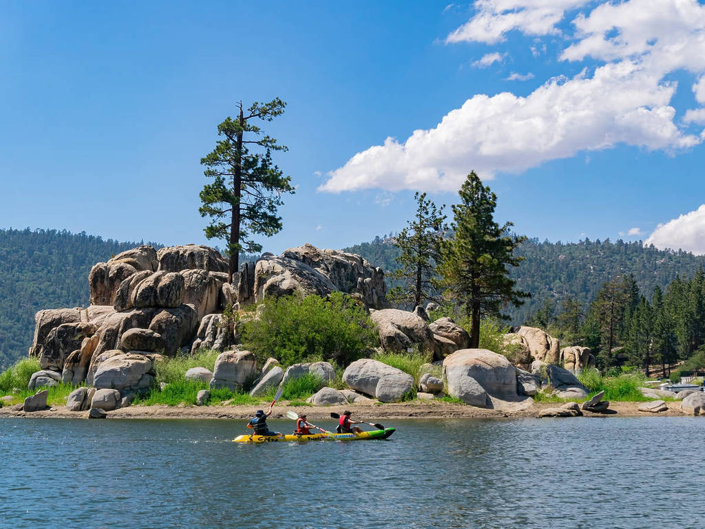 Menschen fahren Kajak im Boulder Bay Park