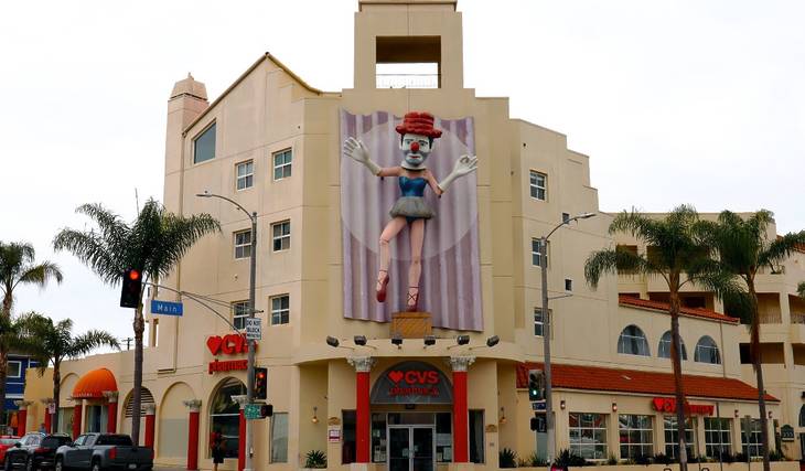 Cómo llegó a Venecia la escultura más estrafalaria de L.A., de 10 metros de altura, y por qué ya no hace furor