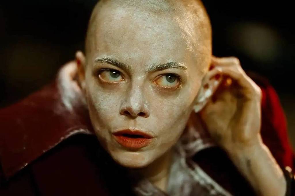 Ein Standbild aus Yorgos Lanthimos' Film Bugonia in 35mm L.A., mit Emma Stone in der Hauptrolle.