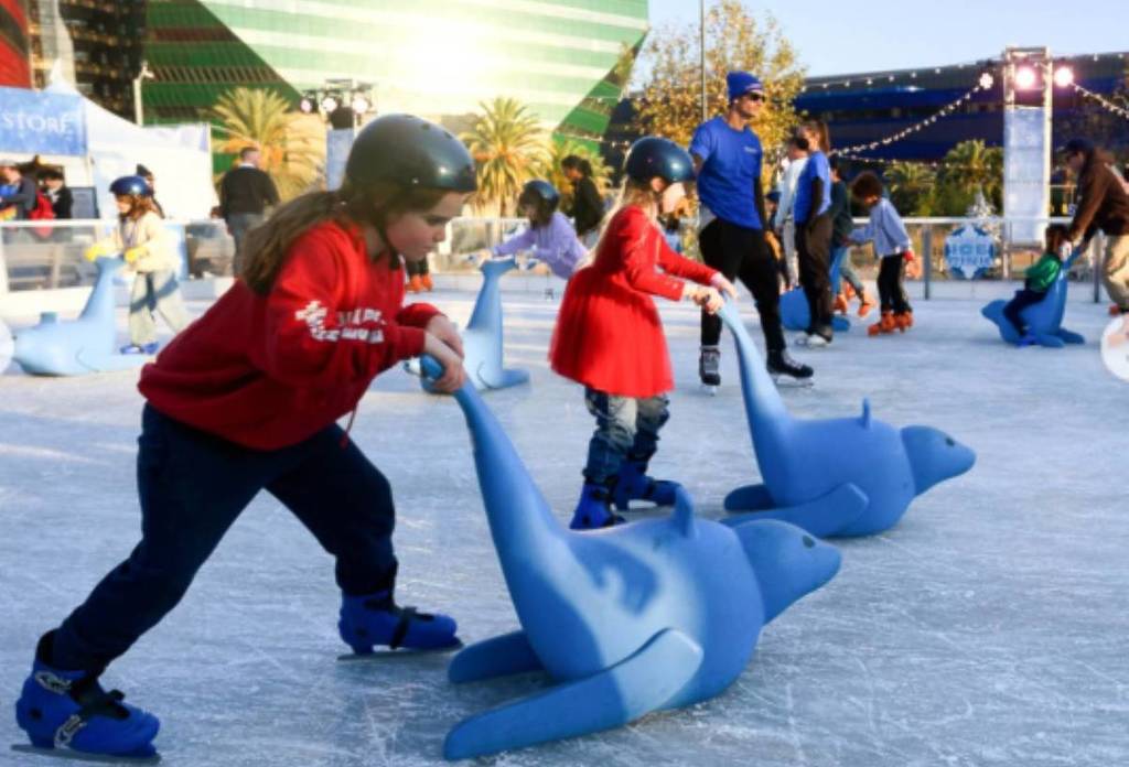El parque de West Hollywood se transforma en un paraíso del patinaje sobre hielo este diciembre.