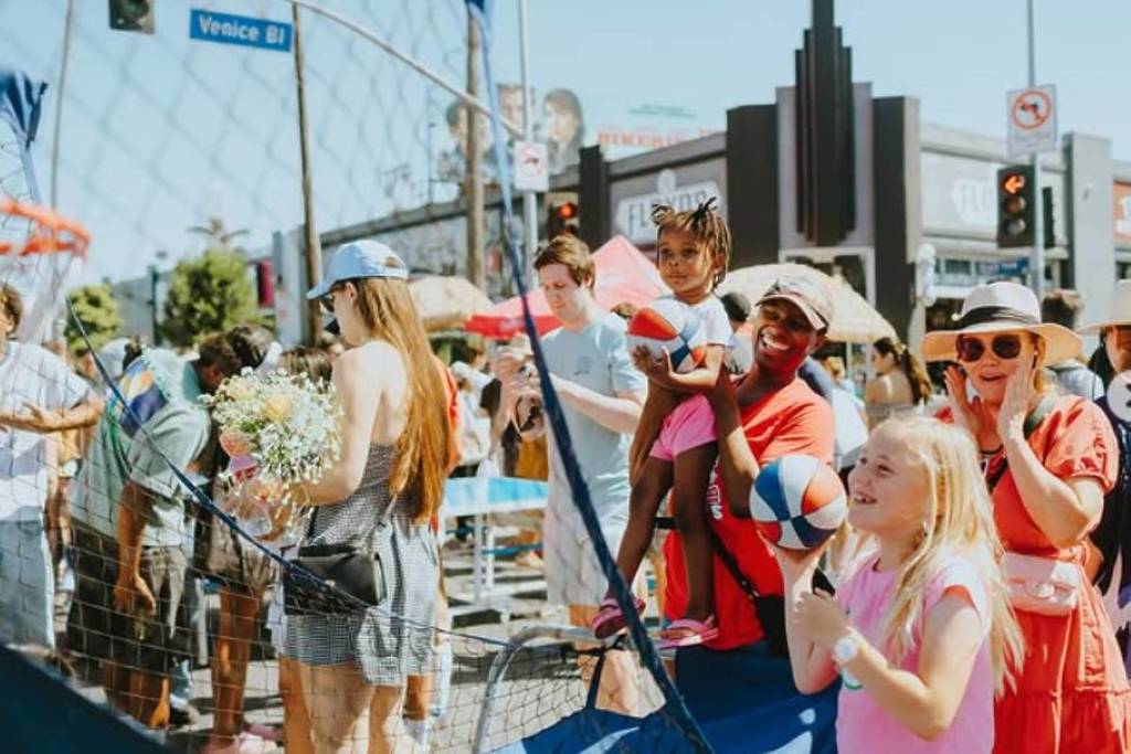 Venice Winter Fest está transformando Venice Blvd en un país de las maravillas de invierno Laid-Back este mes de noviembre – y es gratis