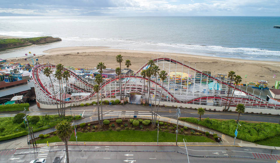 Connu autrefois comme le « Coney Island de l&rsquo;Ouest », le plus ancien parc d&rsquo;attractions de Californie est une capsule temporelle immersive en bord de mer.