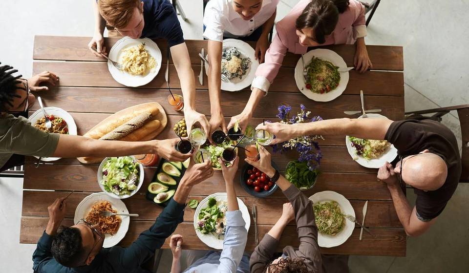 A Guide To Tackling Friendsgiving With All Types Of Friendship Groups