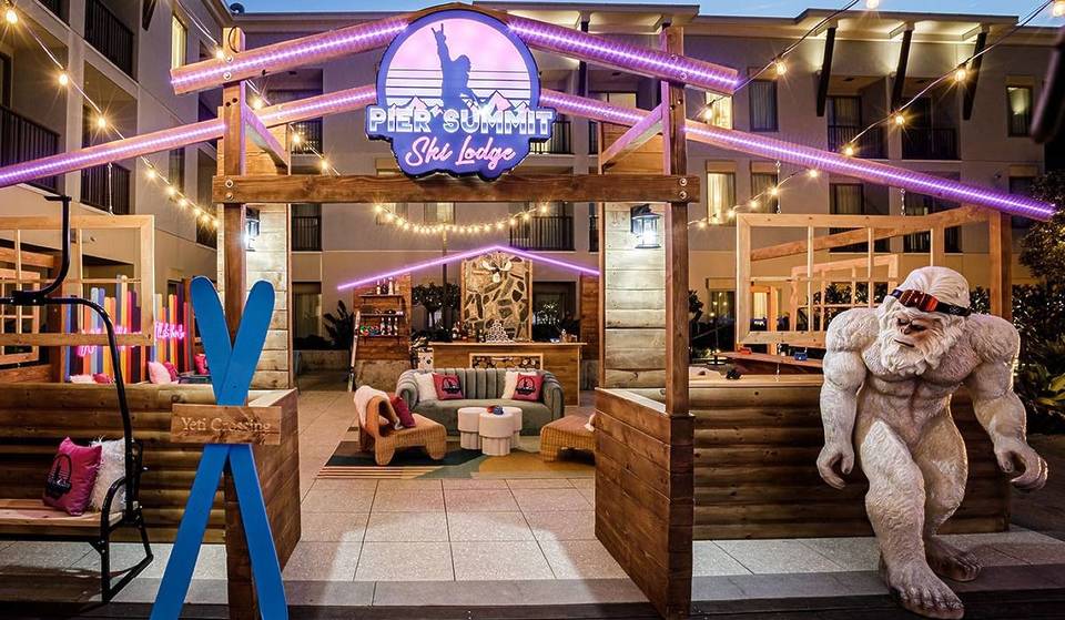 Ein Retro-Skihaus Pop-Up hat Huntington Beach erobert – und bringt eine Menge 80er-Jahre-Après-Ski-Energie mit sich