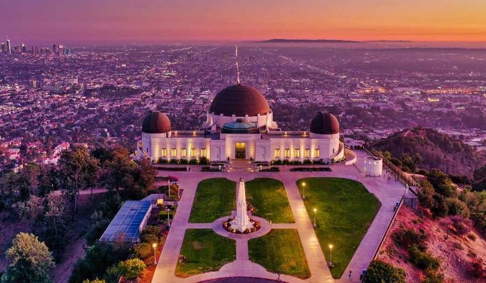 Observer les étoiles gratuitement : La nuit des étoiles de l&rsquo;observatoire Griffith à Los Angeles, avec des dizaines de télescopes et d&rsquo;experts.