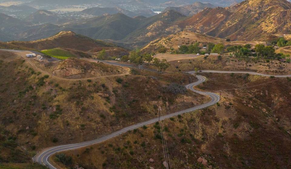 La serpiente, el icónico tramo sinuoso de 2,4 millas de la autopista Mulholland, ha reabierto oficialmente después de casi siete años