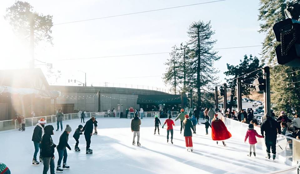 Ce « village de Noël » fantaisiste comprend une patinoire entourée de 230 hectares de forêt – et se trouve à moins de deux heures de Los Angeles.