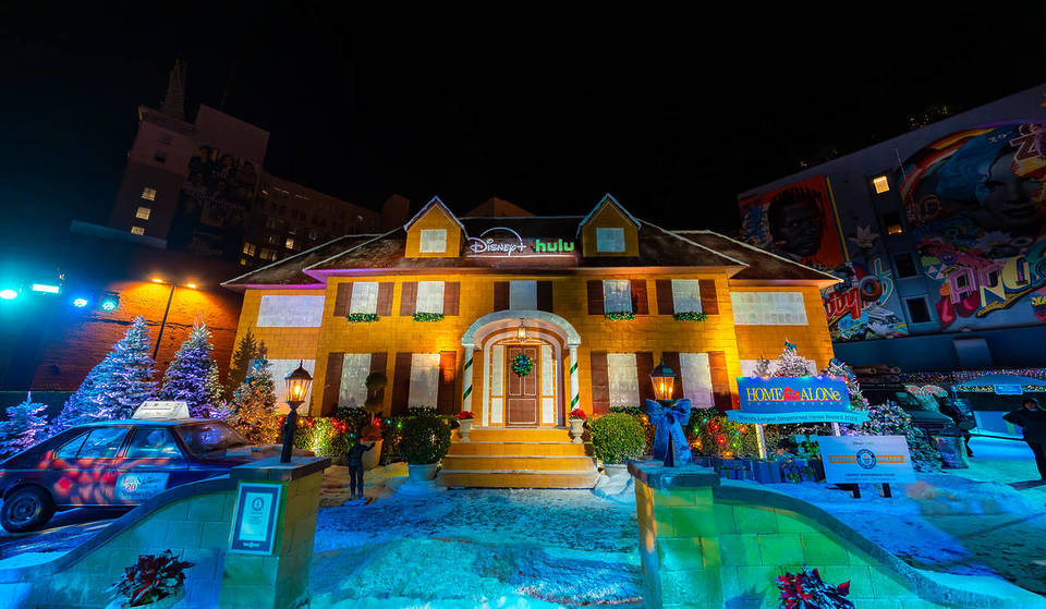Ein echtes 25-Fuß-Lebkuchenhaus zur Feier von „Home Alone“ ist in Los Angeles aufgetaucht – und hat den Guinness-Weltrekord gebrochen