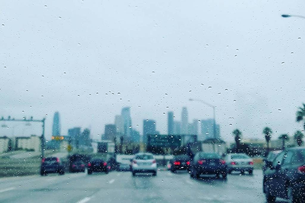 Verregneter Blick auf den Verkehr in Los Angeles