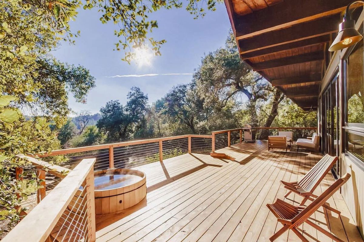 こののどかな山間の町は、湖の眺めやサイダーの試飲などを楽しめる、カリフォルニアで最もロマンチックなバレンタイン休暇です。