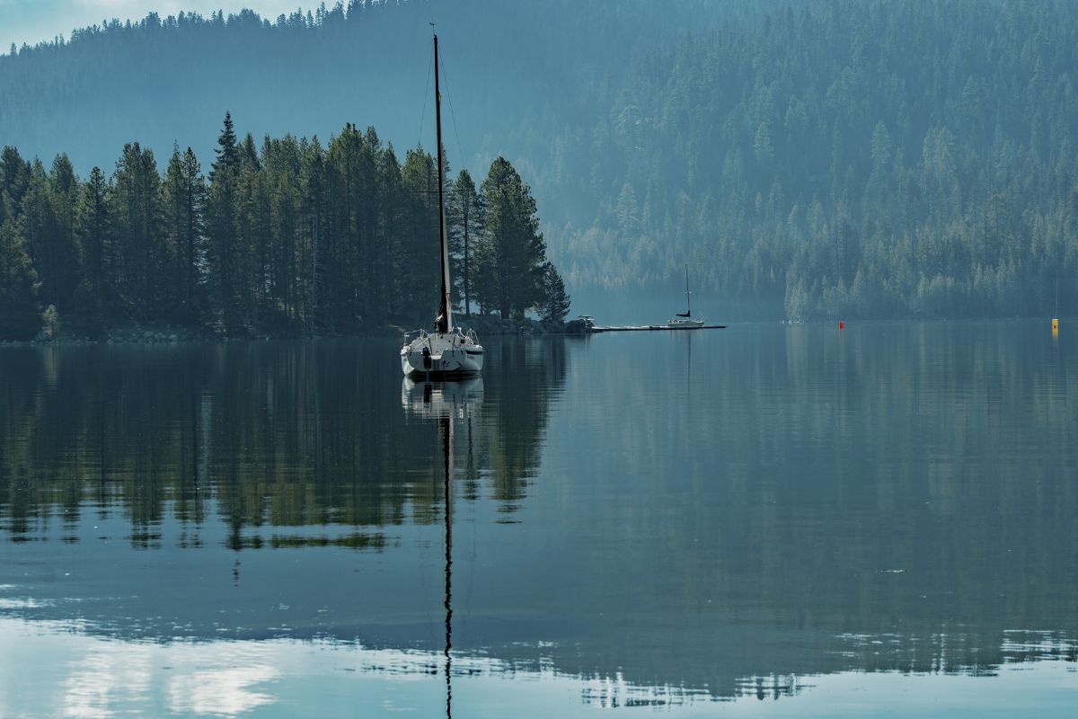 California’s Hidden Mountain Lake Is A Crystal-Clear Gem, Perfect For Tranquil Sailing And Camping