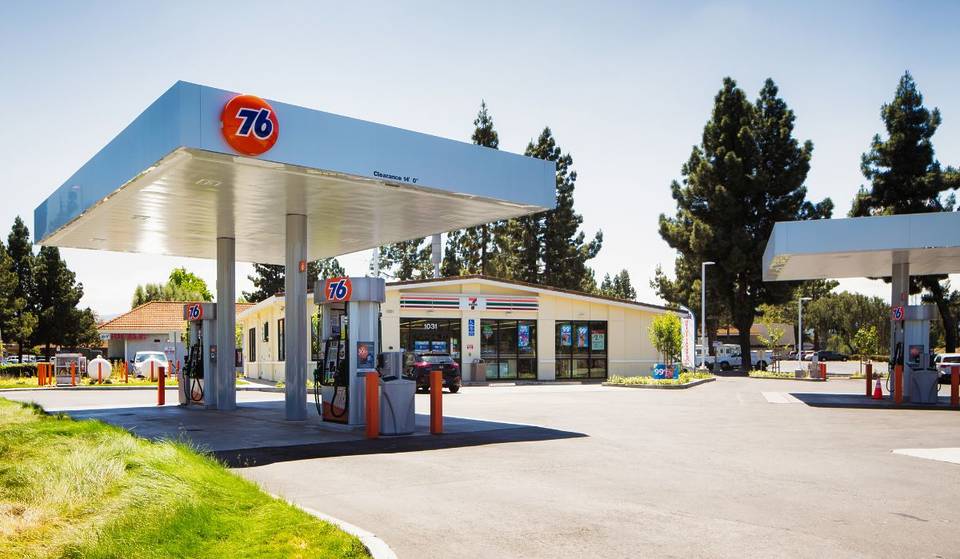 Esta nueva ley de California está obligando a algunas gasolineras a cerrar, y también podría afectar a los conductores.