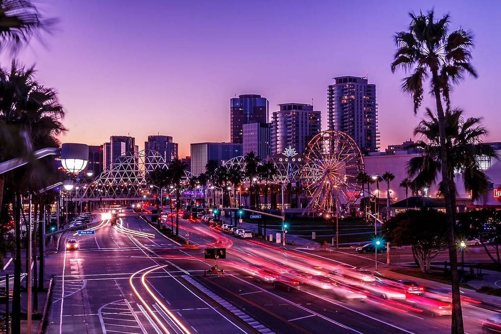 El centro de Long Beach, California, por la noche