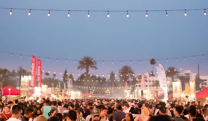 Der Eintritt kostet nur 8 Dollar: Auf diesem 300 Acre großen Gelände im L.A. County findet der größte Nachtmarkt der USA statt, mit über 250 Essensständen und Live-Musik